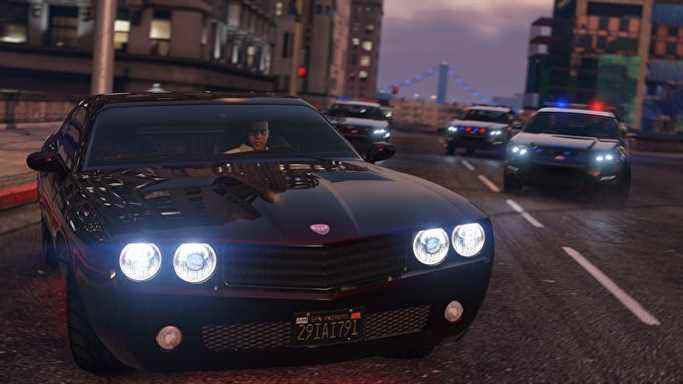 Un homme conduit une voiture brillante loin de la police dans GTA Online