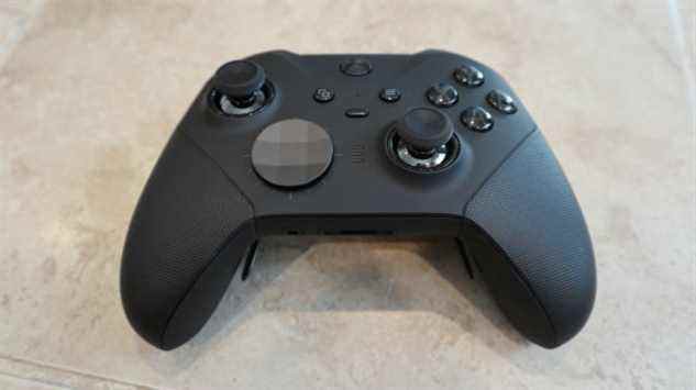 Ce n'est pas bon marché, mais la manette Xbox Elite Series 2 est bien conçue et est livrée avec "pro" fonctionnalités, y compris des d-pads échangeables, des déclencheurs sensibles à la pression, des manettes personnalisables, plusieurs profils de paramètres, une charge sans fil et une connectivité USB-C et Bluetooth.