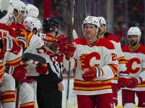 Le centre des Flames de Calgary, Blake Coleman (20 ans), célèbre son but contre les Hurricanes de la Caroline au PNC Arena de Raleigh, en Caroline du Nord, le vendredi 7 janvier 2022.