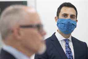 Le ministre de l'Éducation de l'Ontario, Stephen Lecce, regarde le Dr Kieran Moore, médecin hygiéniste en chef de l'Ontario, lors d'une conférence de presse à Toronto le jeudi 18 novembre 2021. CHRIS YOUNG/THE CANADIAN PRESS