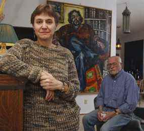 Frances Widdowson et son partenaire Albert Howard photographiés dans leur maison de Calgary en 2008.