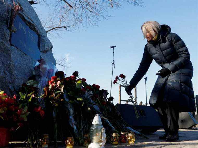 Des familles rendent hommage à leurs proches perdus à l’occasion du deuxième anniversaire de l’écrasement d’un avion en Iran