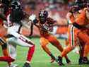 Le receveur des Lions de la Colombie-Britannique, Lucky Whitehead, porte le ballon contre les Redblacks d'Ottawa lors de leur match de la LCF au BC Place Stadium le 11 septembre 2021.