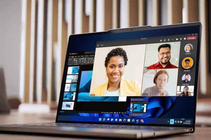 Le Lenovo ThinkPad Z16 avec une application de visioconférence s'ouvre.