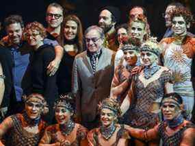 Le président et chef de la direction du Cirque du Soleil, Daniel Lamarre, au centre, se joint à la distribution et aux membres de l'équipe de création sur scène pour une photo après un aperçu de la reprise de leur spectacle classique Alegria à Montréal, en 2019.