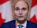 Le ministre de la Santé Jean-Yves Duclos participe à une conférence de presse, alors que la variante Omicron apparaît comme une menace, à Ottawa, le 5 janvier 2022. 