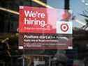 Un panneau publicitaire pour les nouveaux employés dans la fenêtre d'un magasin Target à Hollywood, Californie.