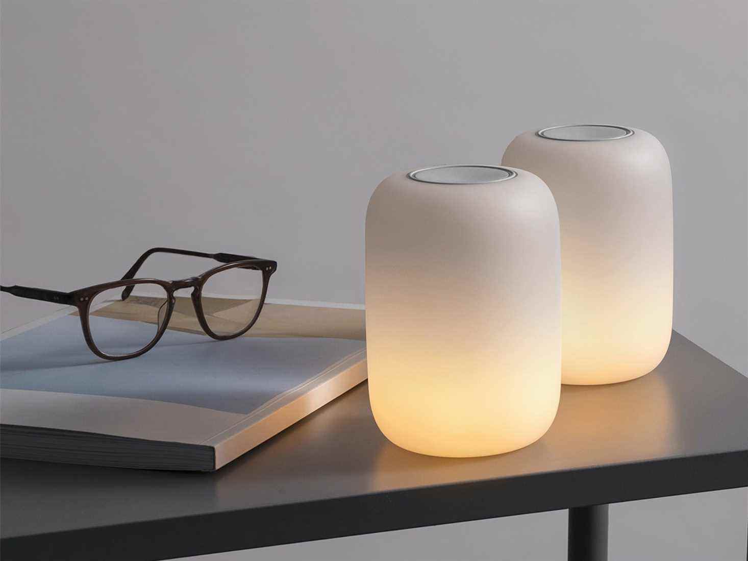 Casper Glow Lights assis sur une table à côté d'un livre et de lunettes