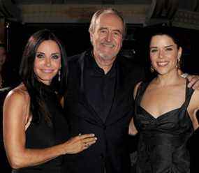 Courteney Cox, Wes Craven et Neve Campbell lors de la première de Scream 4 le 11 avril 2011 à Hollywood.