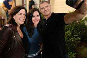 Neve Campbell, Courteney Cox et le producteur exécutif Kevin Williamson sur le tournage de Scream.