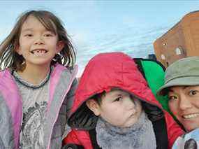 Emiko, 6 ans, Ryan, 8 ans, et la mère Fuyo Watanabe (à droite) sont montrés sur une photo de famille récente.  Son fils a des besoins très élevés, souffrant d'allergies sévères.  Leur médecin dit qu'il a besoin d'un filtre HEPA dans la salle de classe.