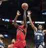 Pascal Siakam des Raptors se dirige vers le panier alors que Herbert Jones des Pélicans de la Nouvelle-Orléans tente de défendre au cours du premier quart à la Scotiabank Arena le dimanche 9 janvier 2022. 