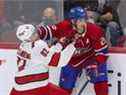 Le défenseur des Canadiens de Montréal Jeff Petry tient à distance Jesperi Kotkaniemi des Hurricanes de la Caroline lors de la première période à Montréal le 21 octobre 2021.