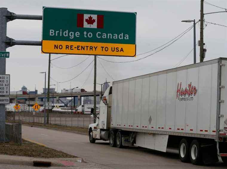 Le Canada abandonne le mandat de vaccination pour les camionneurs canadiens qui traversent la frontière après la pression de l’industrie