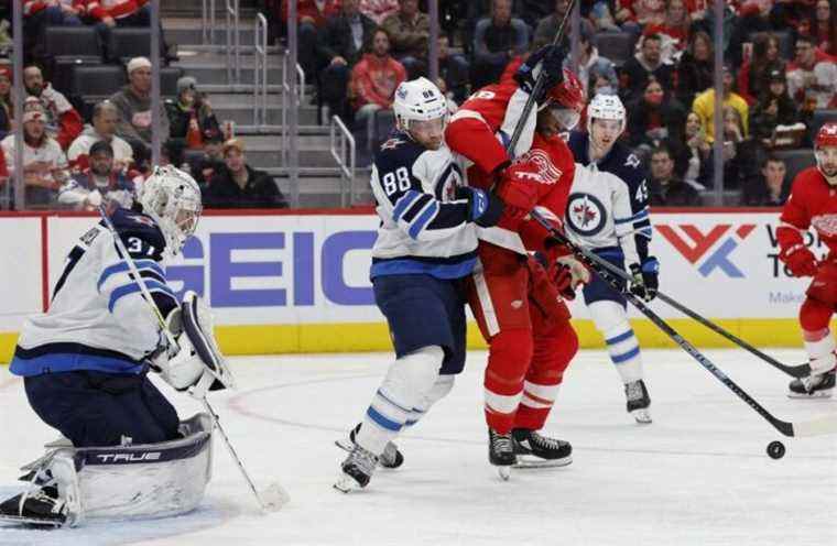 Hellebuyck des Jets obtient un jeu blanc à Détroit