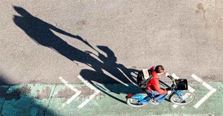 Les villes veulent que les vélos électriques restent dans leur voie, mais lequel ?