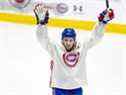 Le défenseur des Canadiens de Montréal Chris Wideman célèbre une victoire de l'équipe blanche lors d'une compétition à l'entraînement au Complexe sportif Bell de Brossard le 10 janvier 2022.