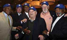 Les grands noms du baseball de gauche à droite : Tony Oliva, Jim Bunning, Ferguson Jenkins, Gaylord Perry et Luis Tiant s'amusent avec le propriétaire de l'équipe de baseball des Maple Leafs, Jack Dominico, lors du forum et de la réception des Maple Leafs de Toronto au Westin Bristol Place à Toronto, en Ontario.  le samedi 3 mai 2014. DAVE THOMAS / TORONTO SUN FILES