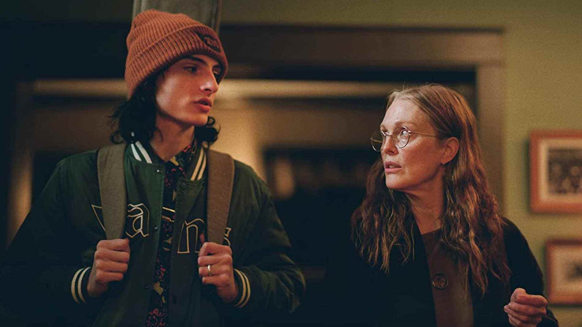 Finn Wolfhard et Julianne Moore dans Quand tu auras fini de sauver le monde