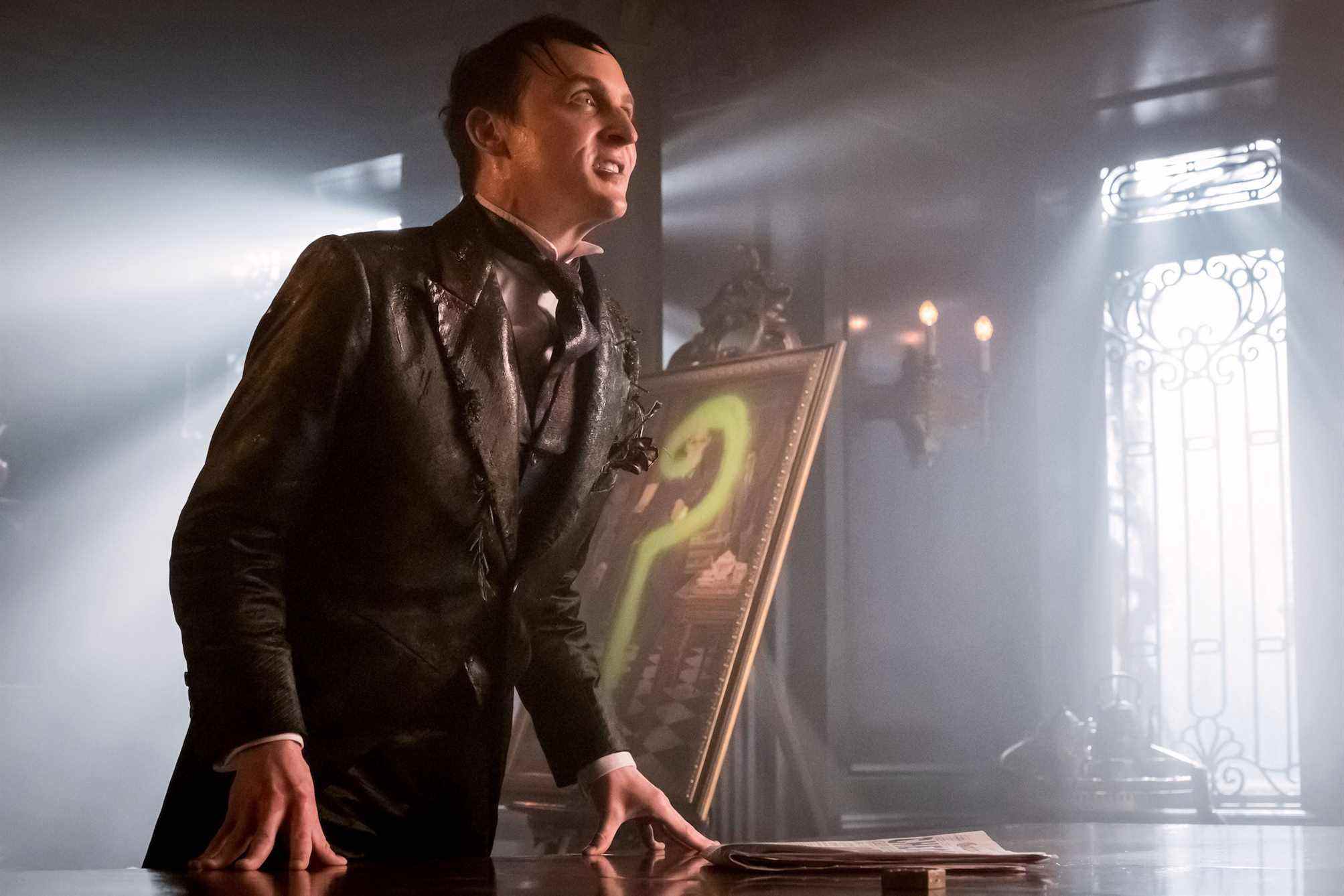 Robin Lord Taylor en pingouin dans Gotham