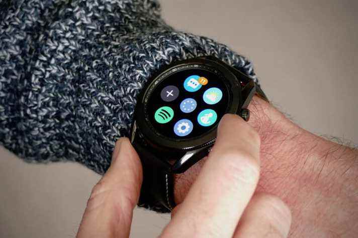Samsung Galaxy Watch 3 au poignet.