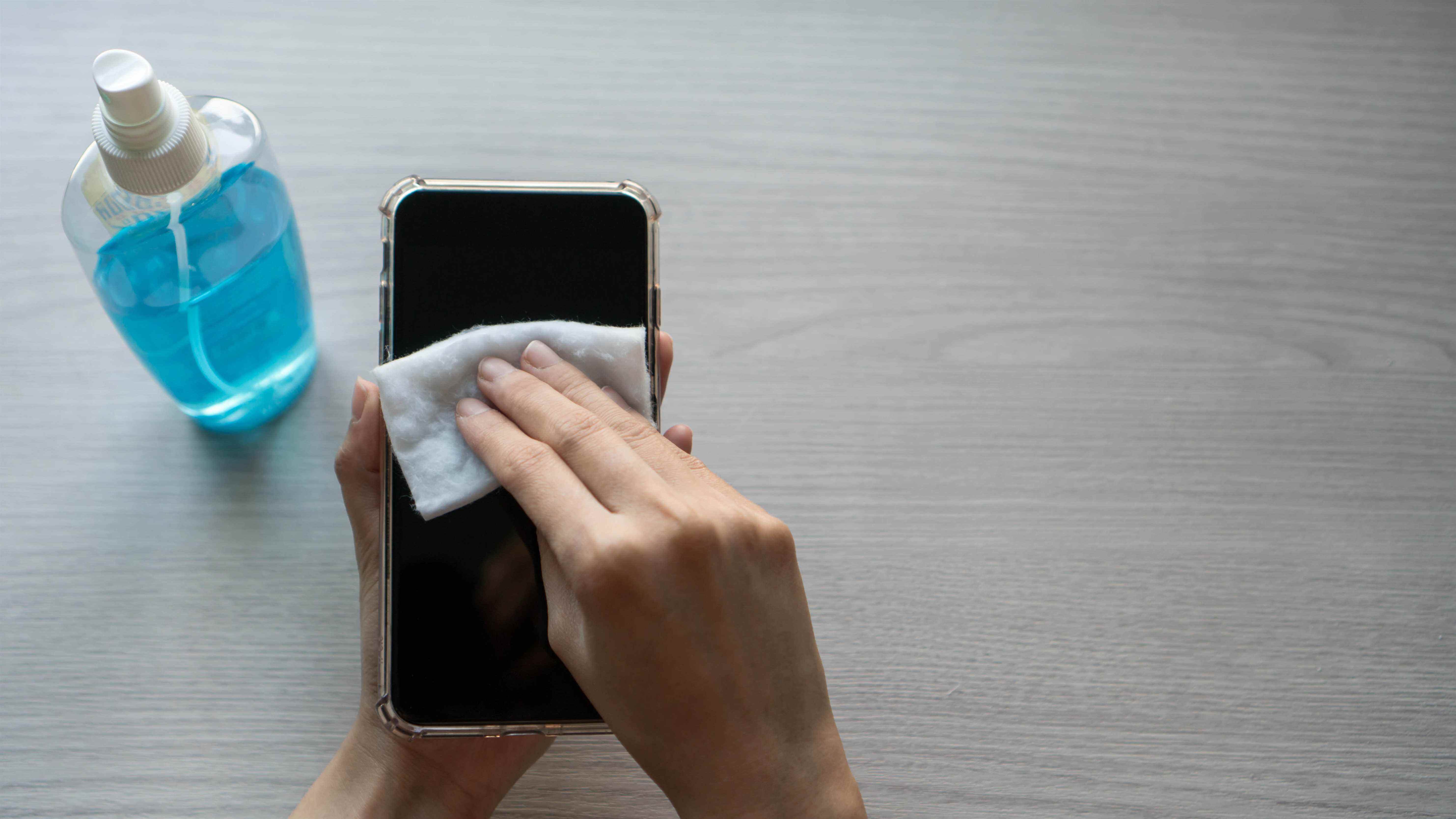 Un téléphone en cours de nettoyage