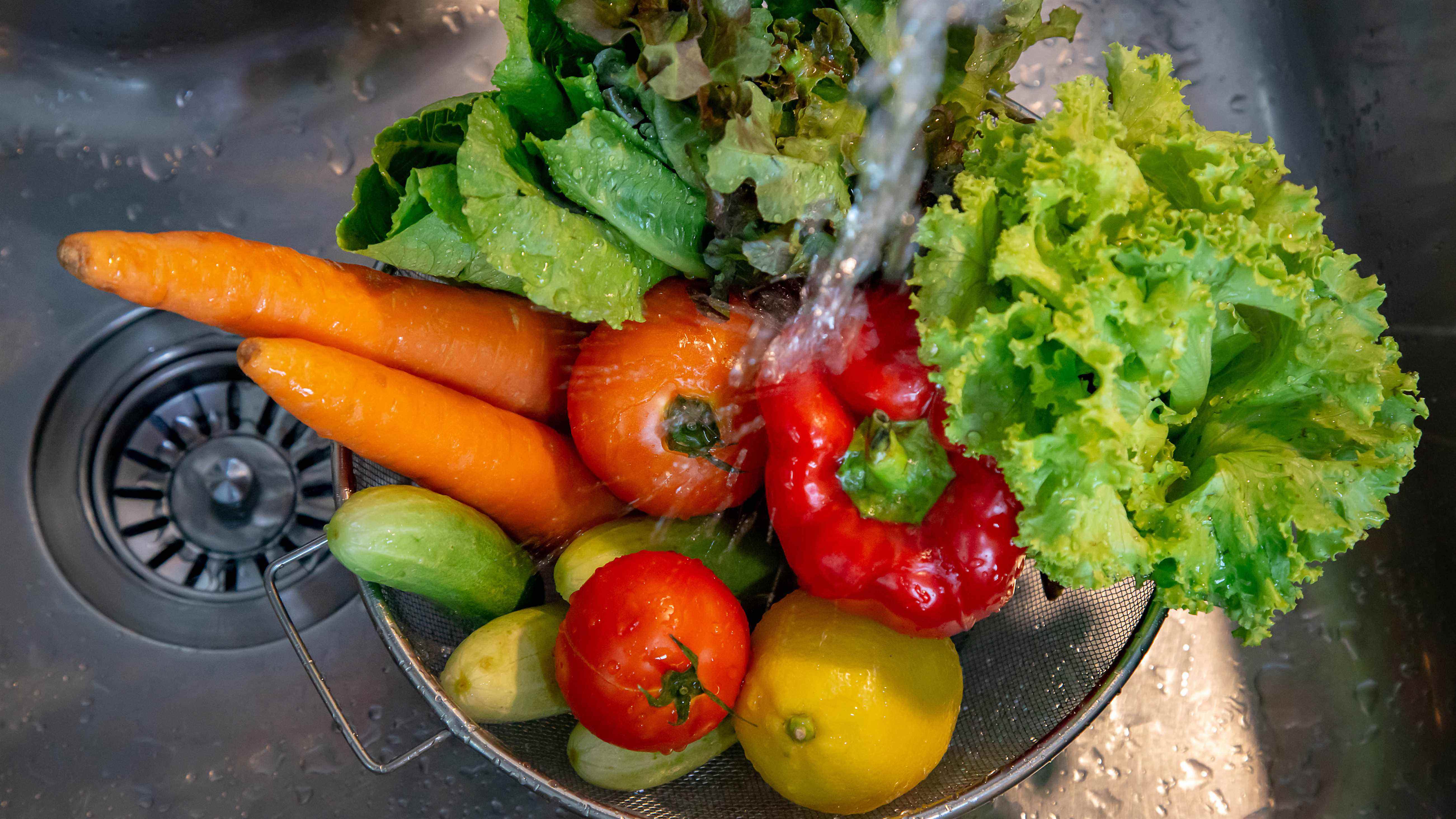 Légumes rincés dans l'évier