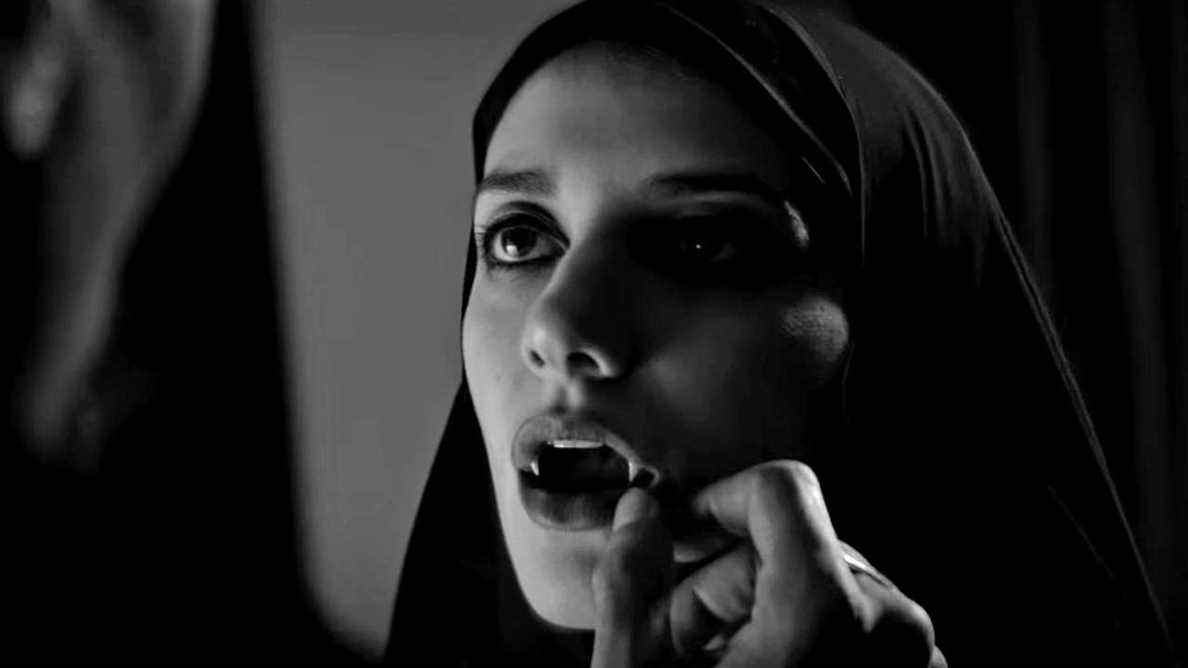 Sheila Vand dans le rôle de la fille montrant ses crocs dans A Girl Walks Home Alone At Night.