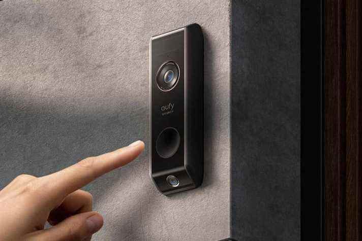 Une personne appuie sur le bouton de l'Eufy Security Video Doorbell Dual.