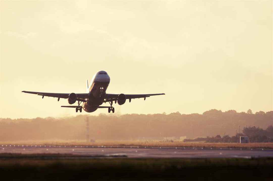 Un avion de banlieue décolle d'une piste