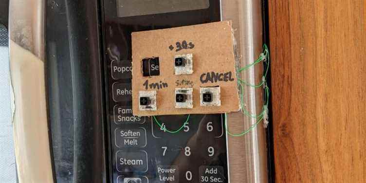 Le hack micro-ondes remplace le clavier plat par des commutateurs de clavier mécaniques