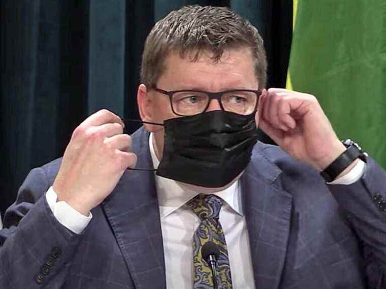 Le premier ministre de la Saskatchewan, Scott Moe, reçoit le COVID-19 après avoir retiré son masque lors d’une conférence de presse