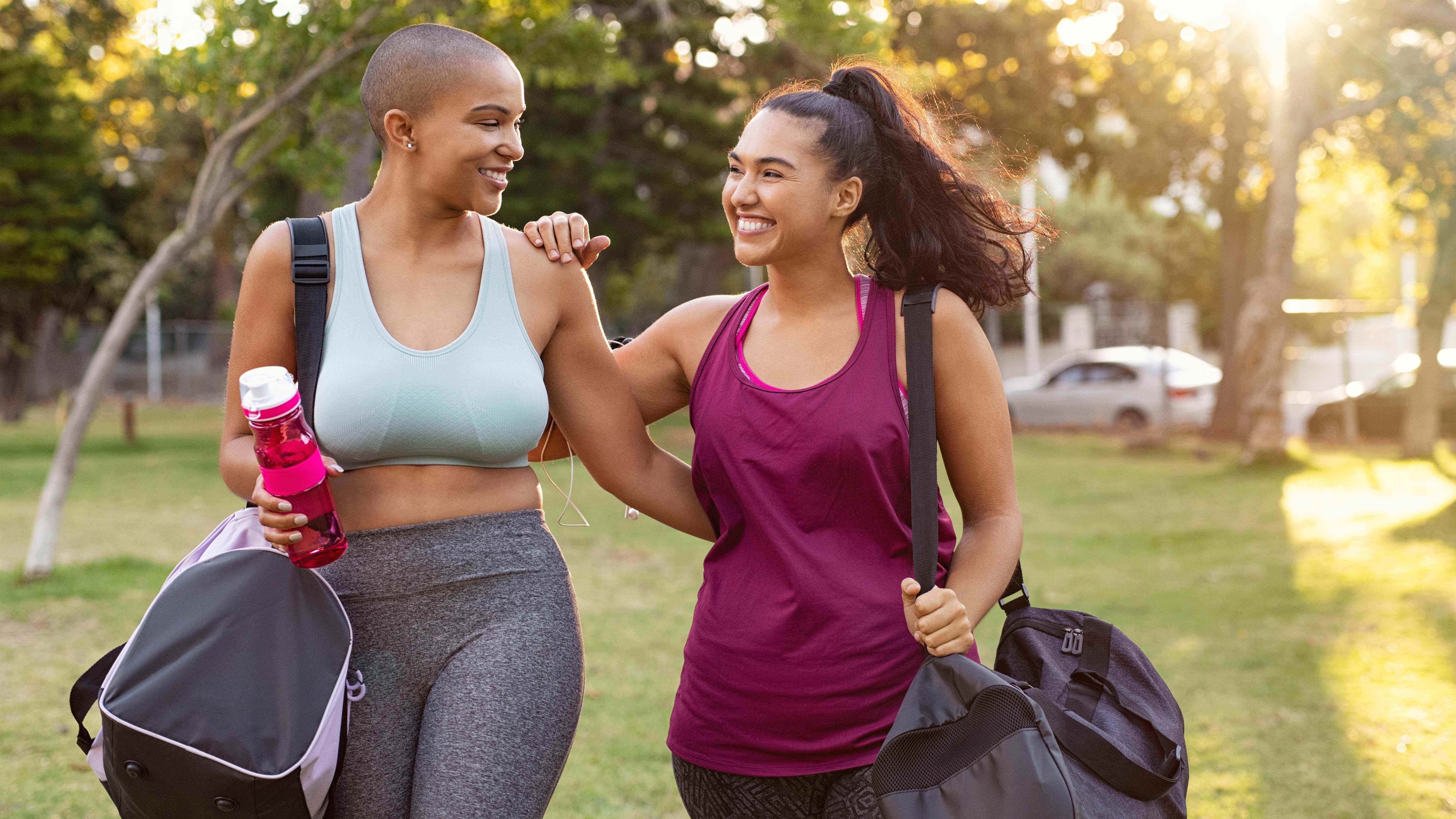 une photo de deux femmes après l'entraînement