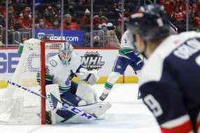 Le gardien de but des Canucks de Vancouver Thatcher Demko (35) se prépare à faire une économie sur le défenseur des Capitals de Washington Dmitry Orlov (9) au cours de la troisième période au Capital One Arena.