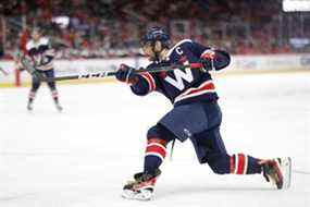 L'ailier gauche des Capitals de Washington Alex Ovechkin (8) marque un but contre les Canucks de Vancouver lors de la première période au Capital One Arena.