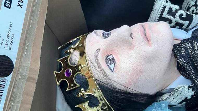 Un mannequin du prince charmant vu dans une voiture sur l’autoroute est pris pour un corps