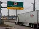 Un camion commercial se dirige vers le pont Ambassador, pendant l'éclosion de la maladie à coronavirus, au poste frontalier international, qui relie Windsor, en Ontario, à Detroit, au Michigan.  