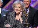 L'actrice Betty White reçoit le Daytime Emmy Lifetime Achievement Award sur scène lors de la 42e cérémonie annuelle des Daytime Emmy Awards aux studios Warner Bros. le 26 avril 2015 à Burbank, en Californie.