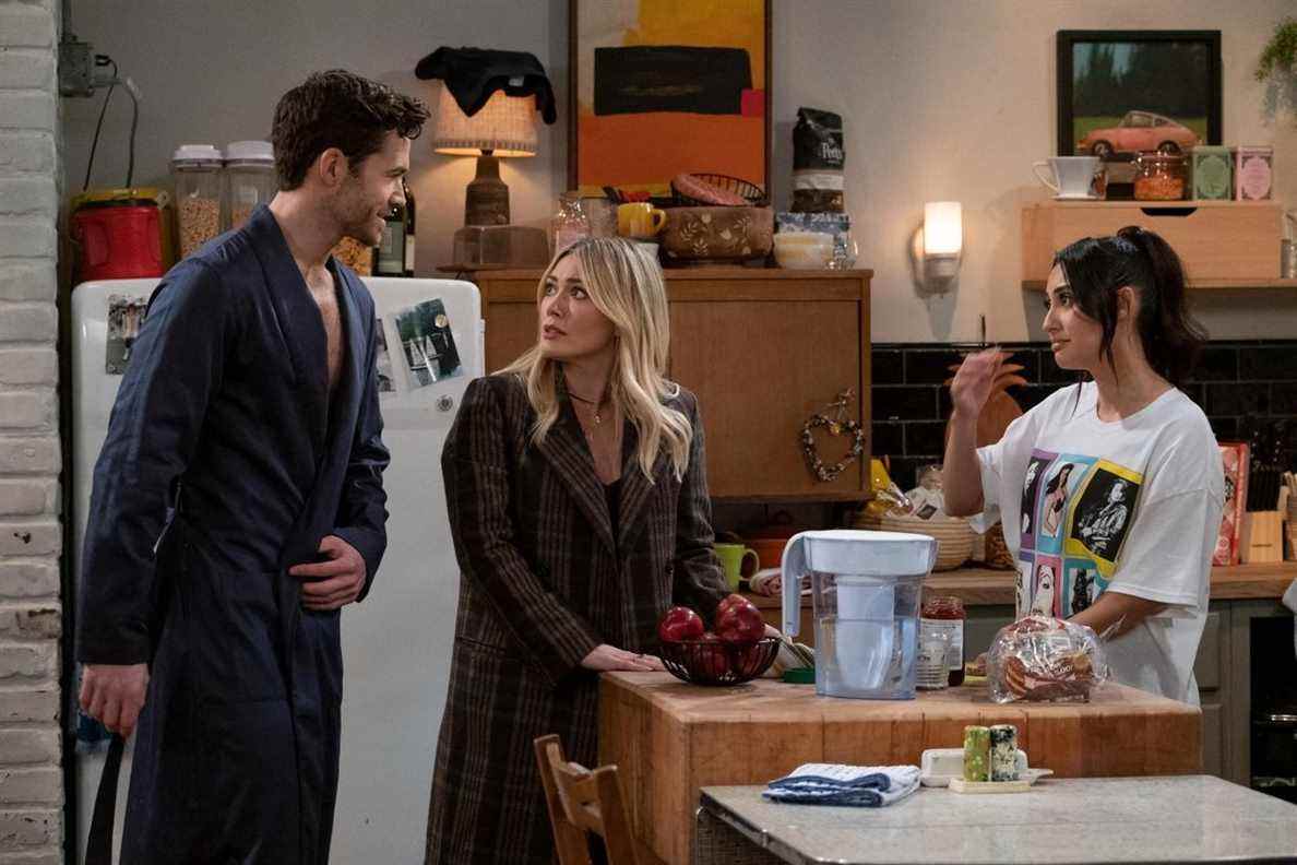 Charlie porte une robe tandis que Valentina le regarde, sophie entre eux 