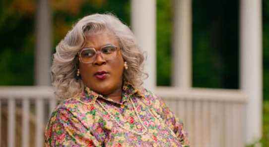 Les premières photos d'un retour à la maison de Madea remettent Tyler Perry dans les robes à fleurs