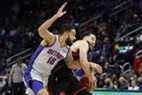 Le garde des Raptors de Toronto Fred VanVleet (23 ans) est victime d'une faute du garde des Detroit Pistons Cory Joseph (18 ans) en première mi-temps au Little Caesars Arena.