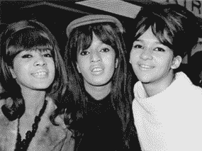 Les Ronettes en 1964, de gauche à droite : Ronnie Spector (alors connue sous le nom de Veronica Bennett), Nedra Talley et Estelle Bennett.