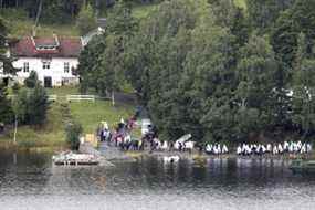 Les proches des victimes tuées lors d'une fusillade sur l'île d'Utoeya le 22 juillet 2011 se rassemblent sur l'île le 19 août 2011. (KALLESTAD, GORM/AFP/Getty Images)