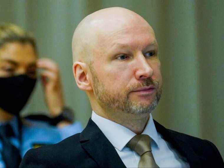 « J’AI ÉTÉ LAVÉ DE CERVEAU »: le tueur de masse norvégien Breivik entame une demande de libération conditionnelle avec le salut nazi