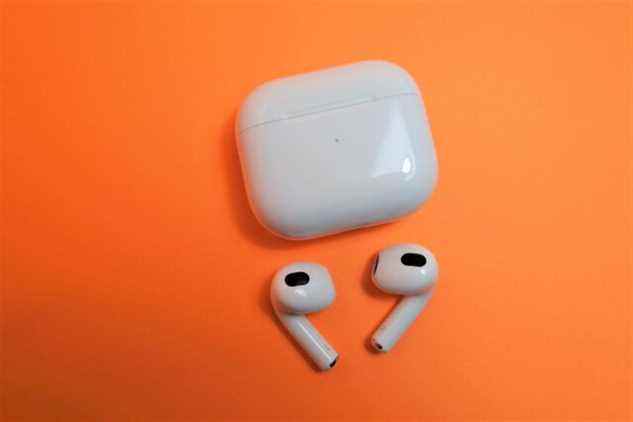 Les Apple AirPod de troisième génération.