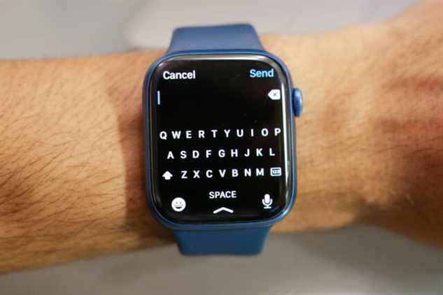 En plus de faire plus de place pour les applications et les messages, l'écran légèrement plus grand de l'Apple Watch Series 7 lui permet d'avoir un clavier QWERTY.