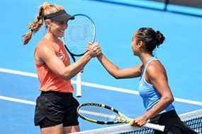 L'Australienne Maddison Inglis (L) serre la main de la Canadienne Leylah Fernandez après la victoire lors de leur match en simple féminin lors de la deuxième journée du tournoi de tennis de l'Open d'Australie à Melbourne le 18 janvier 2022.