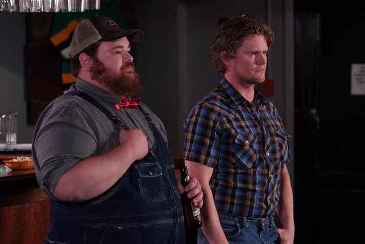 K, Trevor Wilson et Nathan Dales dans une scène de la saison 10 de Letterkenny.