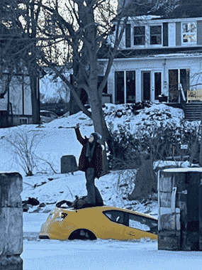 Cette femme a été vue au volant de sa voiture imprudemment sur la rivière Rideau dimanche après-midi avant qu'elle ne traverse une fine couche de glace à la périphérie d'Ottawa.  Un spectateur a ensuite capturé cette image de la femme prenant un selfie depuis le véhicule en train de couler alors que les habitants coordonnaient son sauvetage en kayak.