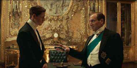 harris dickinson comme conrad, ralph fiennes comme oxford, l'homme du roi